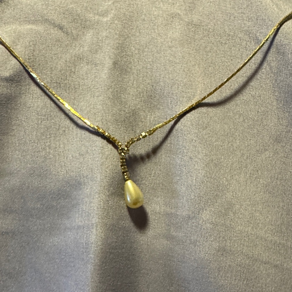 Elegant Gold Necklace with Pearl Pendant